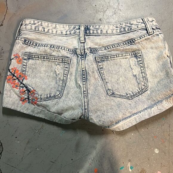 Size 29 Custom Handpainted GAP Patchwork Denim Shorts - Picture 3 of 4